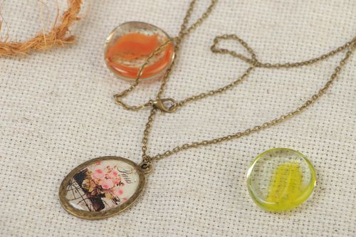 Colgante artesanal metálico con cadenita larga con barniz vidriado  - MADEheart.com