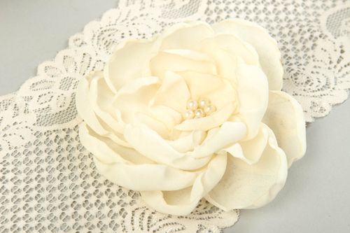 Handmade Blume Brosche weiß Designer Schmuck Accessoire für Frauen Krepp Chiffon - MADEheart.com
