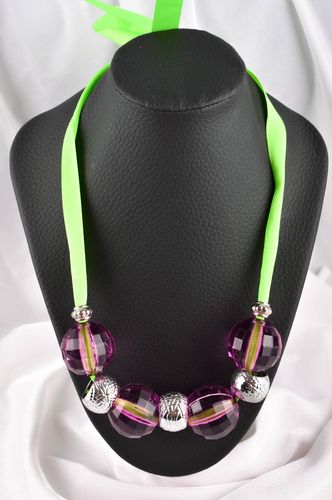 Collier fantaisie Bijou fait main cristaux violets ruban vert Accessoire femme - MADEheart.com
