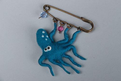 Woolen brooch Octopus - MADEheart.com