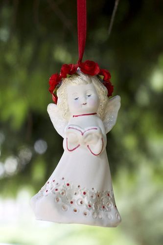 Campanilla cerámica, colgante decorativo ‘Angelito con guirnalda roja’ - MADEheart.com
