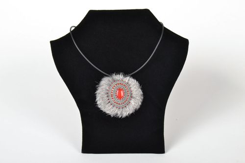 Collier en perles de rocaille et fourrure fait main - MADEheart.com