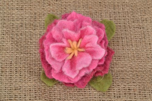 Brosche aus Wolle in Form von Blume - MADEheart.com