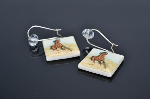 Brincos artesanais feitos de cerâmica plástica com imagem de cavalos Galope - MADEheart.com