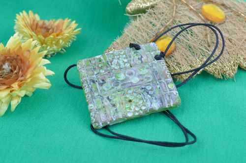 Ciondolo in ceramica naturale fatto a mano pendente etnico in ceramica  - MADEheart.com