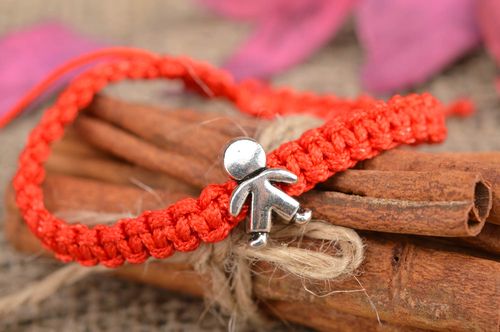 Bracelet tressé rouge en cordons textiles fait main taille réglable Bonhomme - MADEheart.com