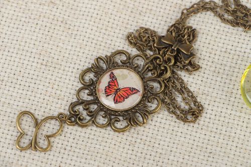 Colgante artesanal con resina epoxi y metal con mariposa con cadenita  - MADEheart.com