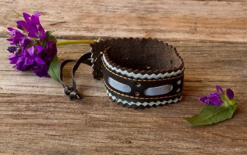 Bracelet made ​​of leather and suede - MADEheart.com