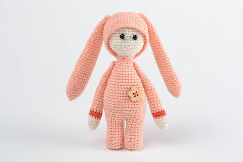Petite poupée tricotée en coton naturel au crochet en forme de lièvre rose - MADEheart.com