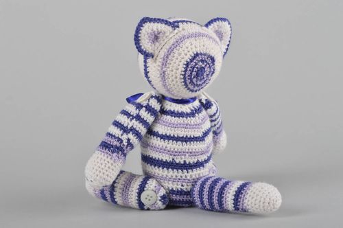 Jouet tricoté Peluche faite main chat rayé au crochet Cadeau enfant et déco - MADEheart.com