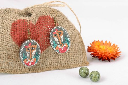 Boucles doreilles ovales en bois et feutre - MADEheart.com