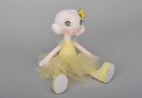 Muñeca con vestido amarillo - MADEheart.com