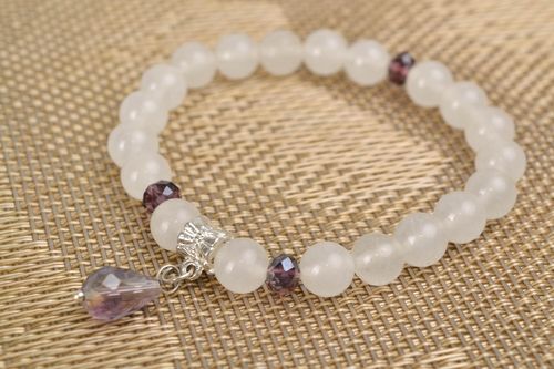 Bracelet en métal et néphrite blanc étroit fait main pour femme original - MADEheart.com