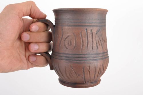 Brown natural clay 13 oz beer mug with handle and rustic pattern - MADEheart.com