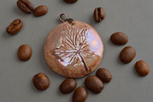 Ciondolo rotondo bello in argilla fatto a mano pendente dautore da donna  - MADEheart.com