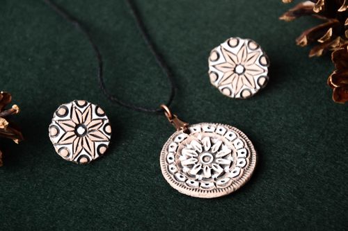 Conjunto de bisutería hacha a mano pendientes de cerámica y colgante de arcilla  - MADEheart.com