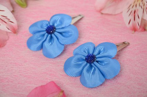 Pinces à cheveux fleurs bleues rubans satin 2 pièces faites main pour fillette - MADEheart.com