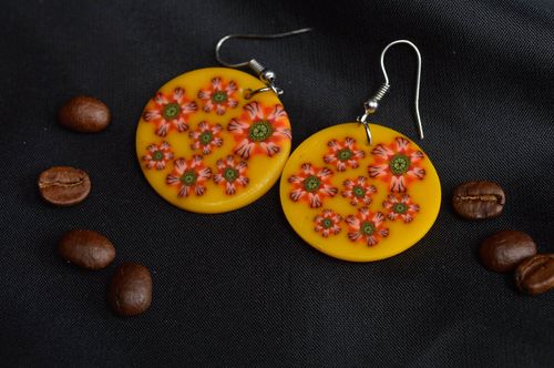 Boucles doreilles en pâte polymère rondes à motif floral jaunes faites main - MADEheart.com