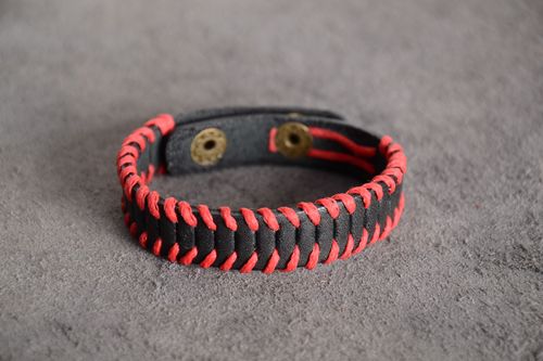 Pulsera de cuero natural artesanal rojinegra en botones unisex - MADEheart.com