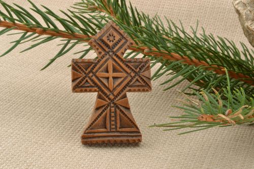 Croce di legno fatta a mano crocetta intagliata in legno design originale - MADEheart.com