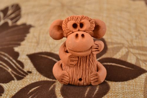 Figura de cerámica en miniatura hecha a mano original mono - MADEheart.com