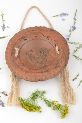 Handgemachter Wandteller aus Ton mit Schnur ungewöhnlich braun handmade für Deko - MADEheart.com
