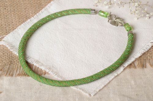 Collier spirale Bijou fait main, Accessoire femme vert perles de rocaille design - MADEheart.com