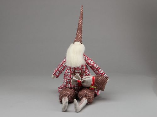 Kuschelige Puppe Santa mit Geschenk - MADEheart.com