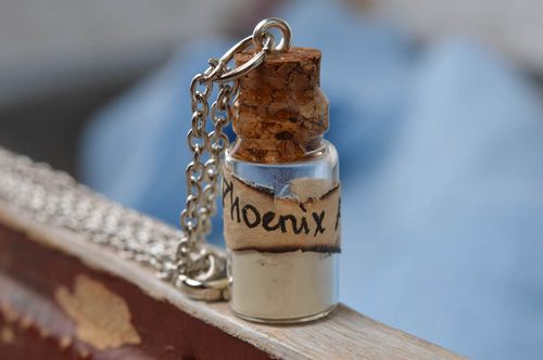 Glas Anhänger Flasche glänzend Designer Schmuck in Weiß Handarbeit für Damen - MADEheart.com