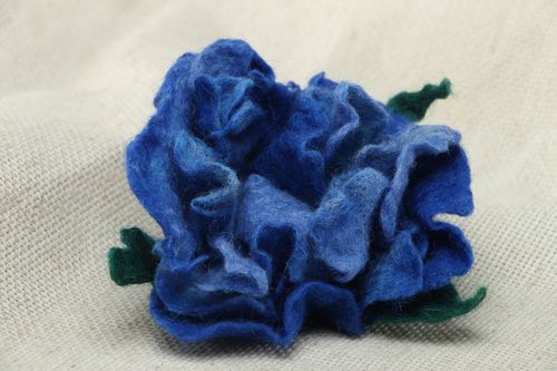 Wool brooch in the shape of blue peony - MADEheart.com