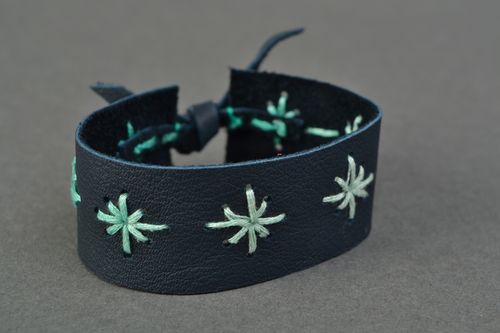 Bracelet en cuir naturel bleu avec ornement - MADEheart.com