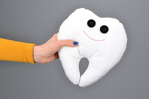 Большая игрушка-подушка в виде зуба - MADEheart.com