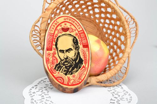 Imã de madeira para frigorífico feito à mão lembrancinha de madeira artesanal Taras Shevchenko - MADEheart.com