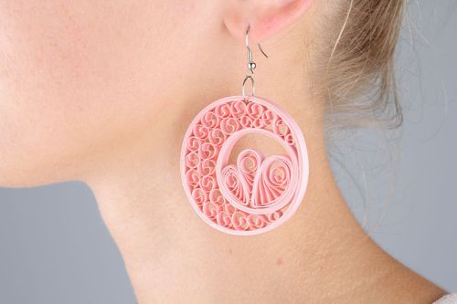 Brincos artesanais em técnica quilling em cor de rosa  - MADEheart.com
