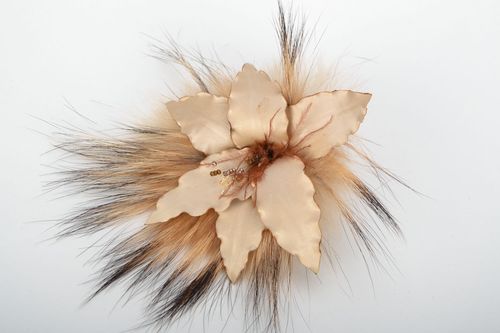 Broche en tissu fleur Lis faite main - MADEheart.com