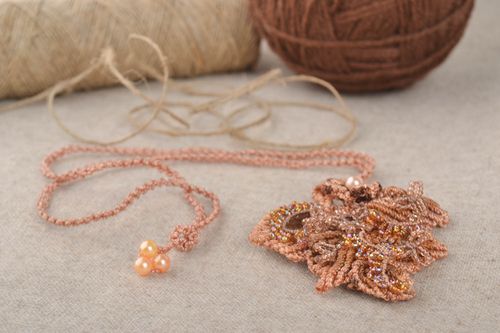 Pendentif macramé Bijou fait main fils perles de rocaille Cadeau pour femme - MADEheart.com