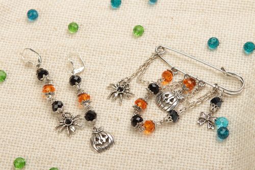Ensemble de bijoux boucles doreilles et broche avec cristaux et métal fait main - MADEheart.com