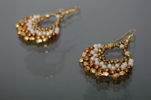Boucles doreilles en perles de rocaille dorées et blanches faites main - MADEheart.com