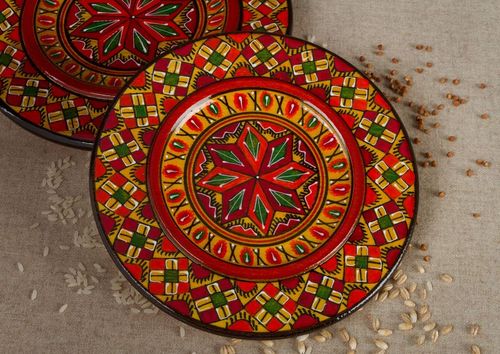 Hölzerner bemalter Teller - MADEheart.com