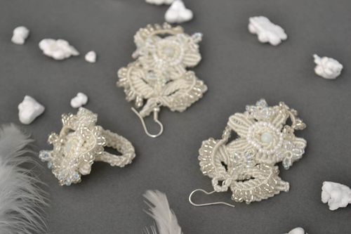 Parure Boucles doreilles Bague tressée fait main blanches macramé Cadeau femme - MADEheart.com