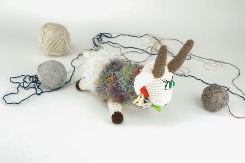 Giocattolo a maglia fatto a mano a forma di capra bianca pupazzo morbido  - MADEheart.com