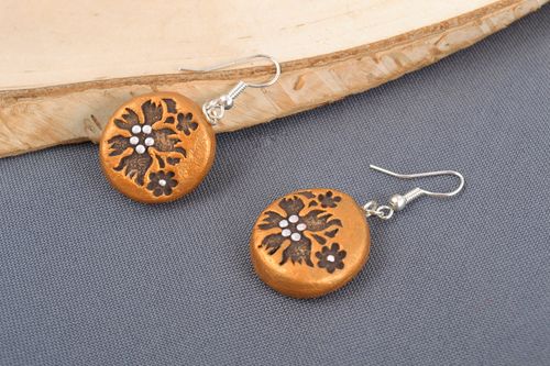 Boucles doreilles rondes couleur dor ethnique en terre cuite faites main - MADEheart.com