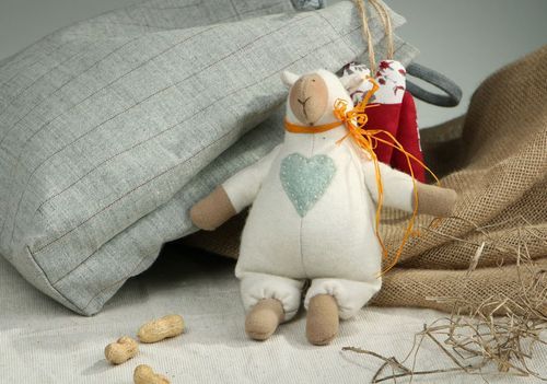 Boneca macia ovelha, artesanal  - MADEheart.com