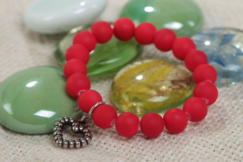 Bracelet en pâte polymère fait main rouge avec perles en plastique pour enfant - MADEheart.com