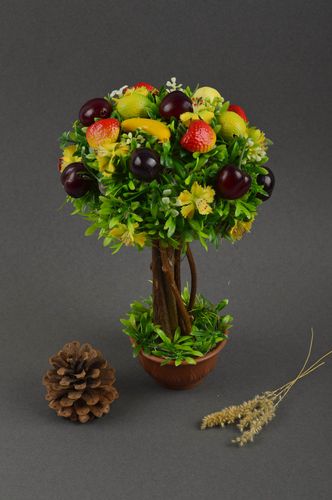 Árbol topiario hecho a mano composición de flores y frutas decoración de casa - MADEheart.com