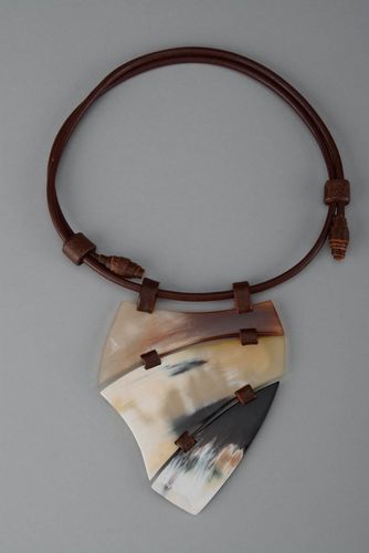 Necklet made of horn and leather - MADEheart.com