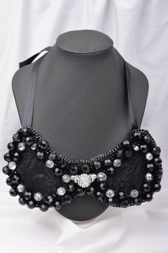 Collana fatta a mano di perline di feltro accessorio originale dautore - MADEheart.com