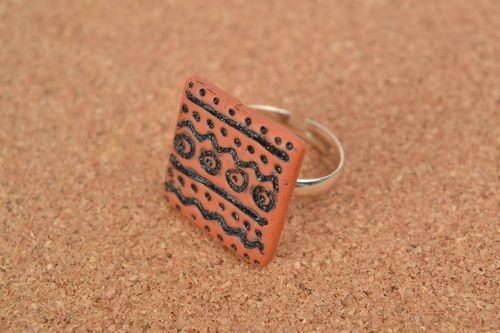 Schöner rechteckiger Ring aus Polymerton mit Ornamenten im ethnischen Stil  - MADEheart.com