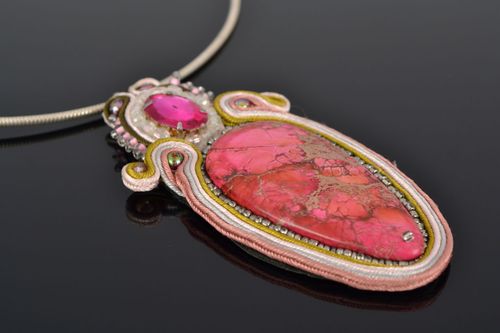 Pendentif fait main Fantaisie rose - MADEheart.com