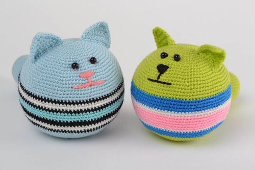 Conjunto de juguetes de peluche artesanales con forma de dos gatos antiestrés - MADEheart.com